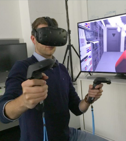 Image of a person experiencing the game with virtual reality glasses.